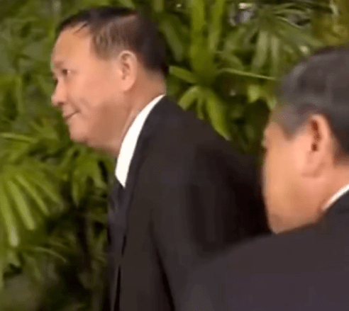 著名影星现身赌王公祭活动!落魄后,如今只像个普通的老人