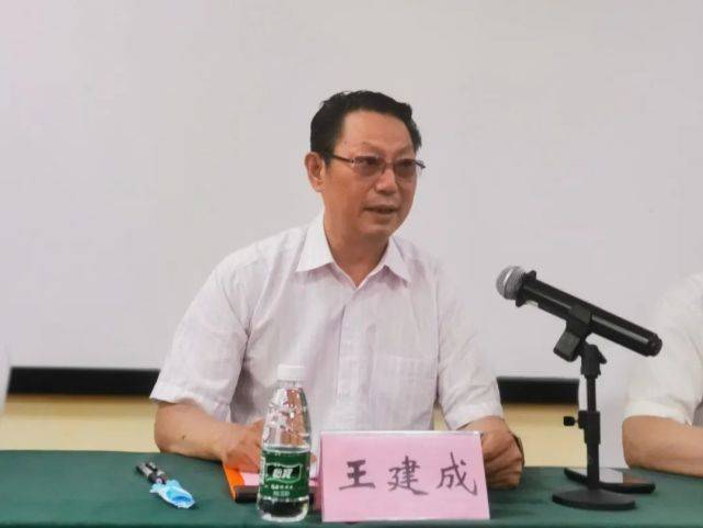 会议伊始,王建成副校长对上半年学校疫情防控工作作总结.