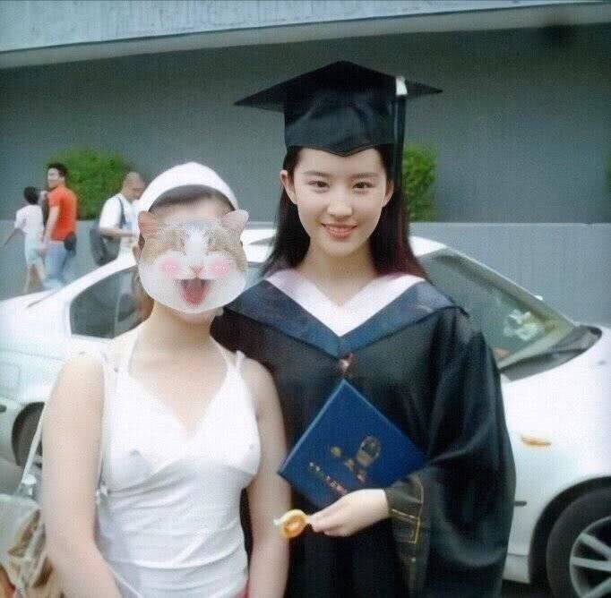 7位女星毕业照对比,刘亦菲是小仙女,迪丽热巴袁冰妍是同学?