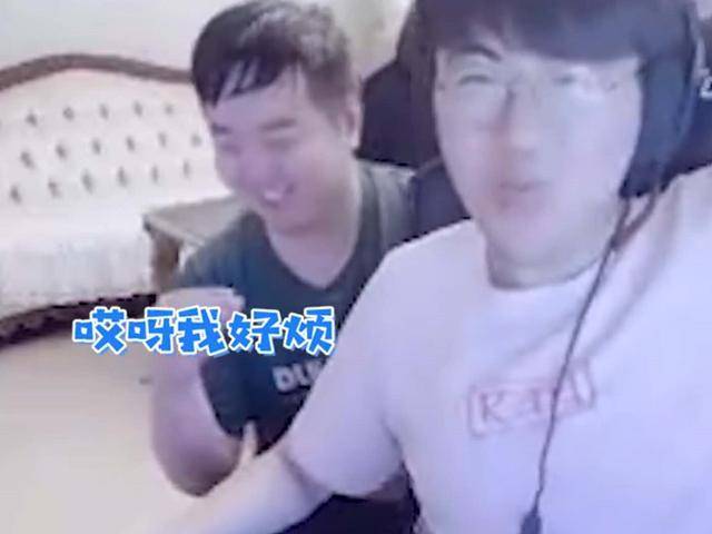 直播间|小虎头号＂黑粉＂姿态，直播间模仿小虎说话，遇女友查房秒变脸