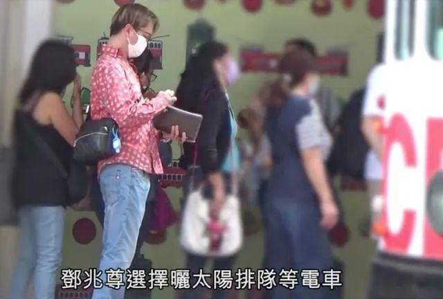 女友|原创4亿富豪出门排队坐电车，同时养3个女友，约会时不开豪车而是步行