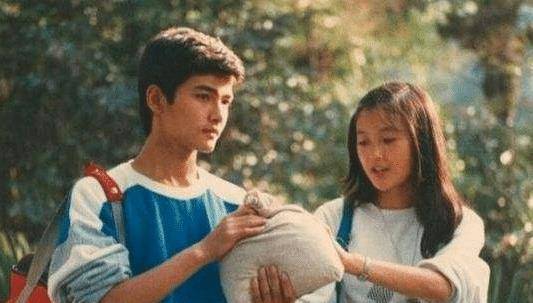 他曾是红遍全国的男神，如今头发掉光认不出，