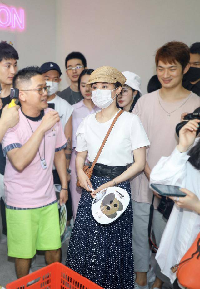 原创孙俪带儿女做公益，与李佳琦宣传领养动物，等等身高到妈妈肩膀