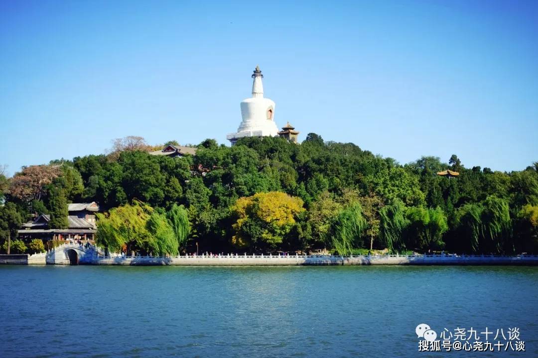景山的万春亭, 是可以同时欣赏到北海白塔和妙应寺白塔的绝佳位置.