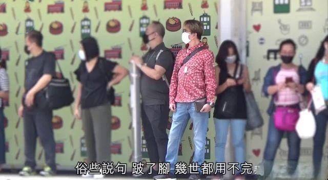 女友|原创4亿富豪出门排队坐电车，同时养3个女友，约会时不开豪车而是步行