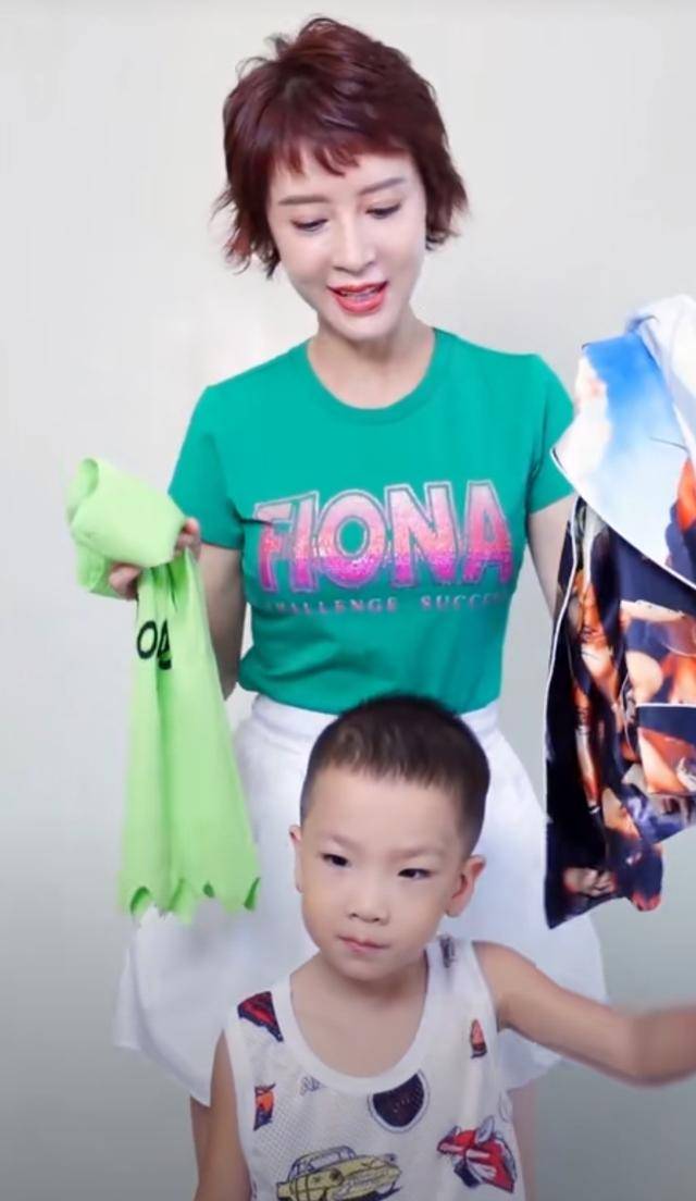 45岁金巧巧罕晒娃,嫁入豪门美貌未减,可儿子却避开亲妈基因!