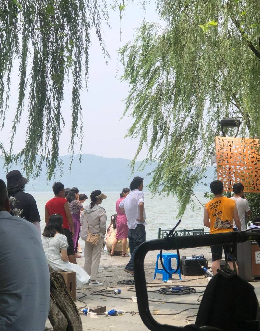 长发|原创不受仝卓事件影响！郑云龙现身拍新戏，长发搭白衬衫辨识度高