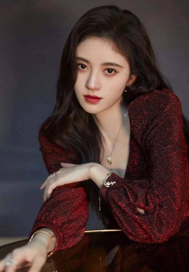 阴影|原创鞠婧祎遭遇强风发际线被吹起，阴影粉涂太多场面尴尬