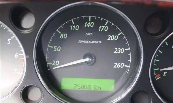 都是帅气大叔,颜值高到没朋友的捷豹xj!