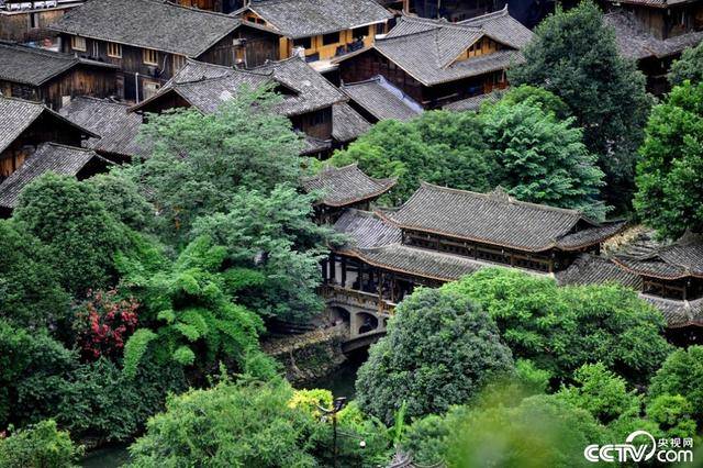 有"千户苗寨"之称的西江苗寨由10个依山而建的古自然村寨组成,是目前