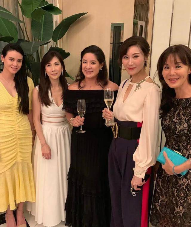 刘海|贵妇李嘉欣新造型翻车,剪空气刘海被评显老,素颜曝光像男人