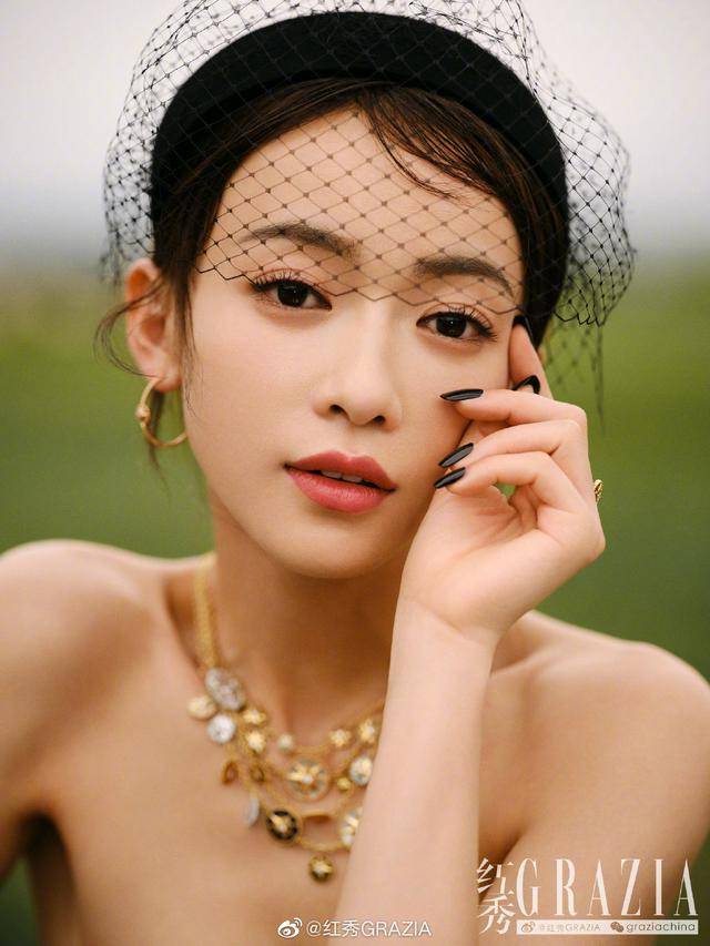 Dior|吴谨言再登杂志封面,纯黑套装大秀美背,画面洋溢着法式优雅