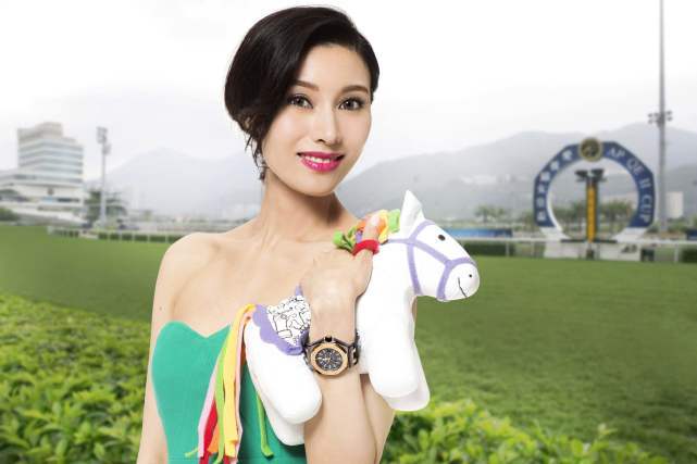 齐刘海|50岁李嘉欣近照颜值崩不住了？挑战齐刘海装嫩，却被高颧骨拖累