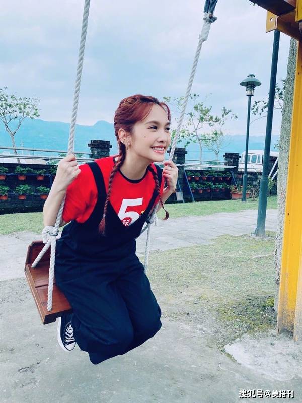 杨幂|双麻花辫今天夏天火了！杨幂鞠婧祎赵丽颖都在扎，发量少更好看哦