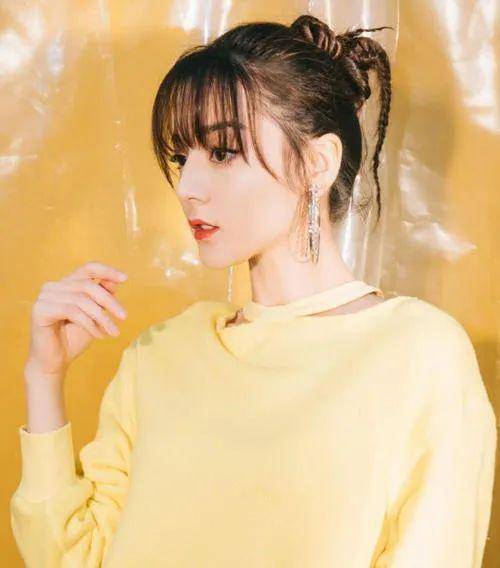 刘海|贵妇李嘉欣新造型翻车,剪空气刘海被评显老,素颜曝光像男人