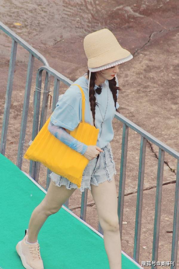 杨幂|双麻花辫今天夏天火了！杨幂鞠婧祎赵丽颖都在扎，发量少更好看哦