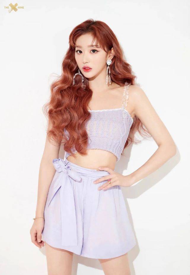 紫色|孔雪儿出席活动，渣女大波浪配紫色套装性感甜美，不愧天生女团脸