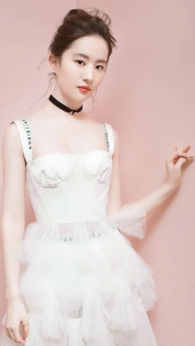 作品|原创刘亦菲最新封面杂志，浓妆的她英姿飒爽，能演仙女也能完全演战士