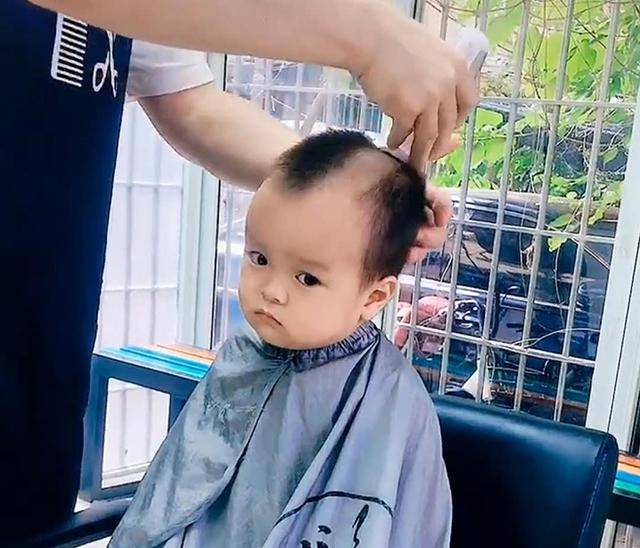 妈妈带娃去理发，理发师一阵操作猛如虎，新发型让宝宝生无可恋