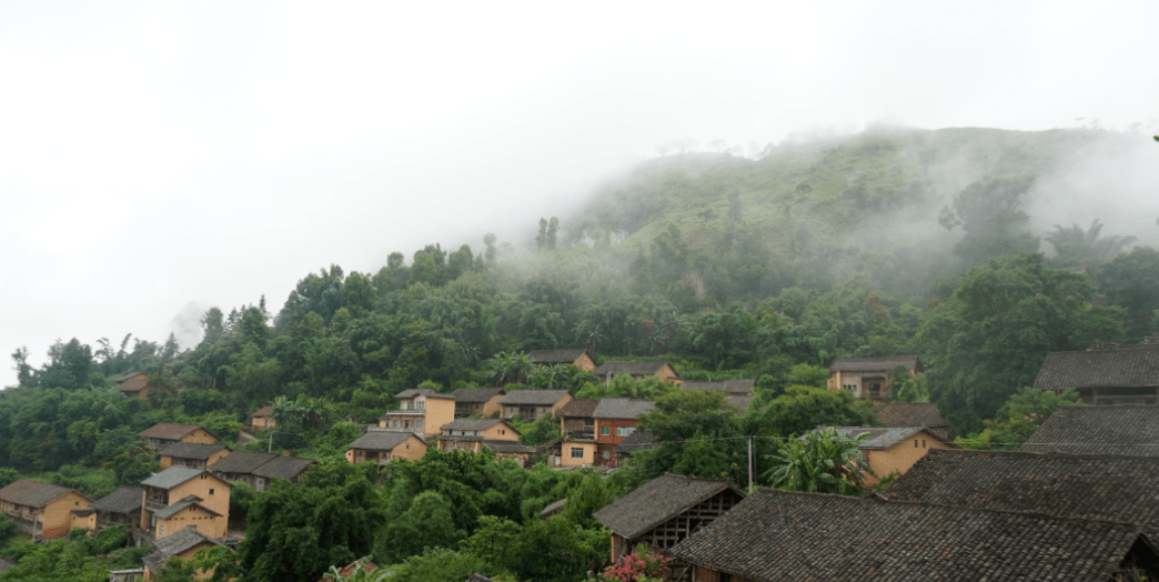 板万村是一个布依村寨,是册亨县保