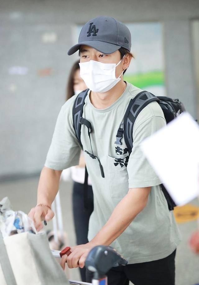 机场|原创黄轩携女友再次现身机场，大方挥手打招呼，女友素颜出镜目光无神