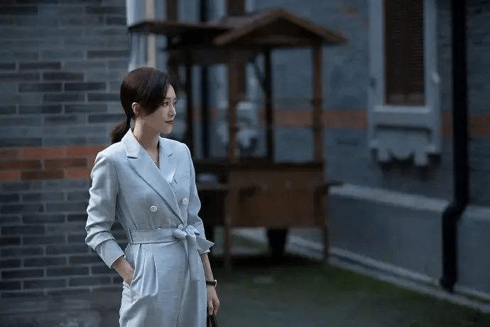 服装|贫困女穿大牌、演员营销私服，现代剧服装造型听谁的？