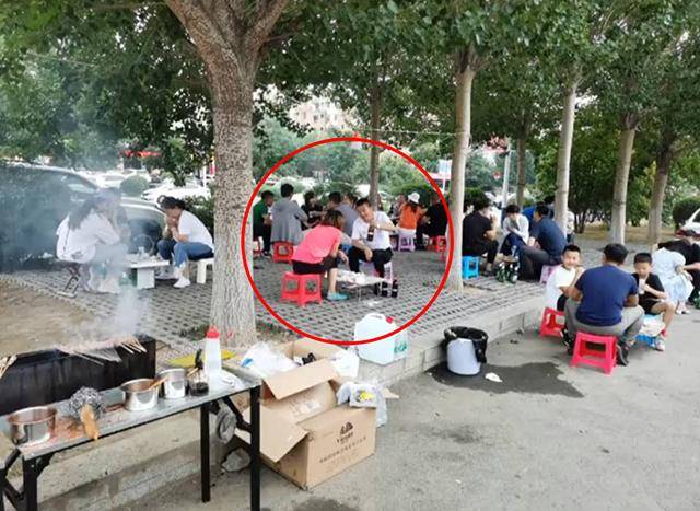 小夫妻吃路边摊，摊主看到宝妈挎包后不淡定了，网友：吃货家长的娃不好当