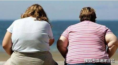 原创女人肚子胖得像游泳圈,只需一根白萝卜,或许胖成球助你瘦成猴