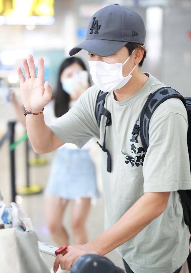 机场|原创黄轩携女友再次现身机场，大方挥手打招呼，女友素颜出镜目光无神