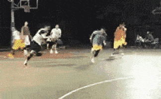 隔壁爷爷第一次放羊,一不小心竟放上了房顶