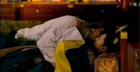 足再背浴后的妃子上龙床妃子就从龙足处钻入被子开始与皇上进行儿女之欢