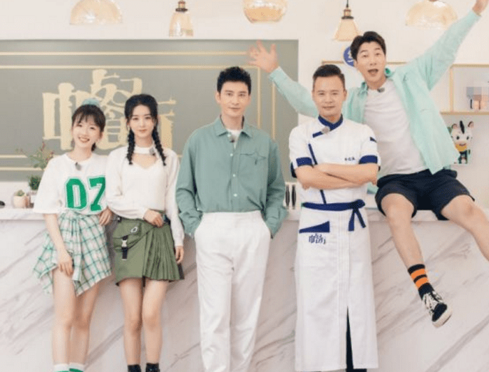 原创中餐厅:赵丽颖李浩菲买菜被拍,截图放大两倍后,合照何止像差11岁