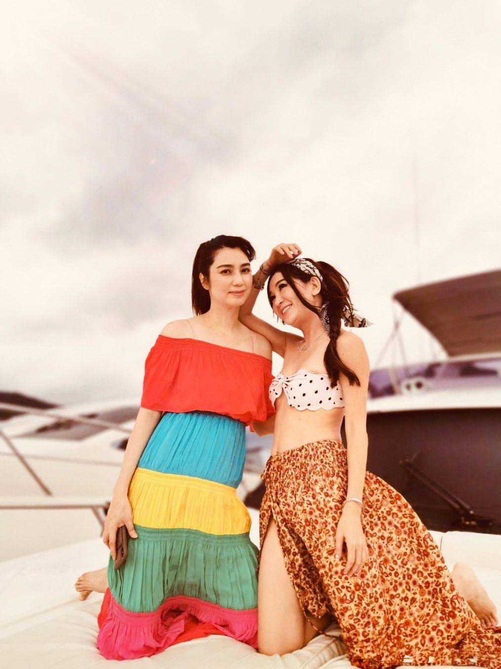 温碧霞|温碧霞穿泳装，身材是比洪欣好，但脸上的皱纹却输了！