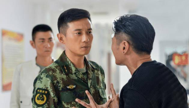 剧中的徐洪浩帅气英勇,现实中妻子也是一位演员,爱情事业双丰收