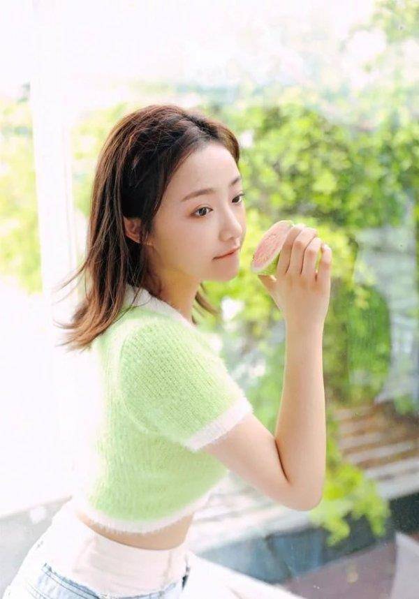 吴佳怡"牛油果"少女大片曝光 三剧霸屏热度高