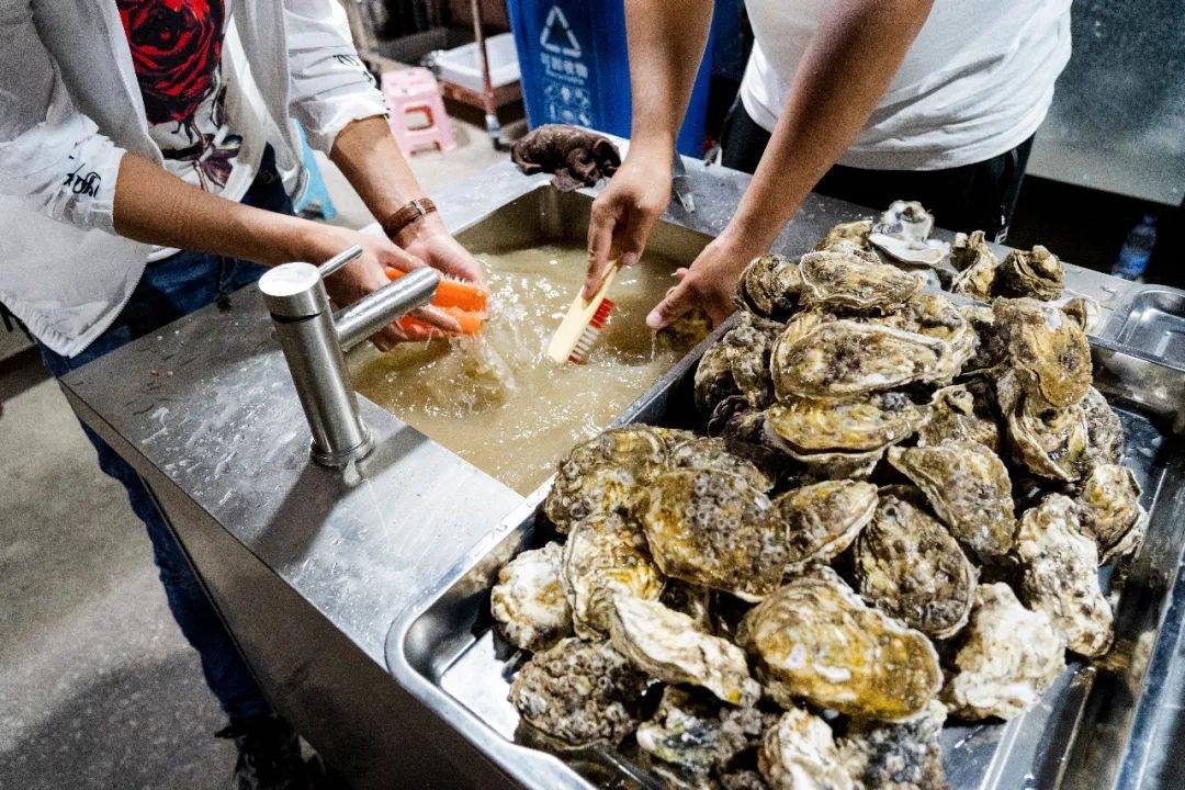 连唐僧|生蚝比47码皮鞋大，连唐僧都无法拒绝藏在昆明小区的老字号烧烤