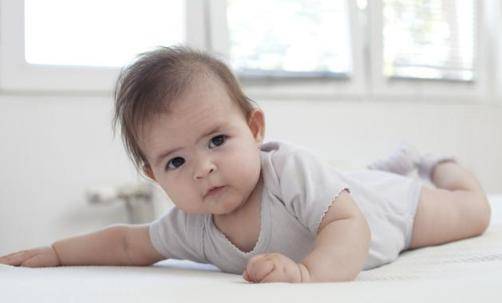 都易|新生婴儿怕冷还是怕热？多半新手父母都易弄错，别再大意了