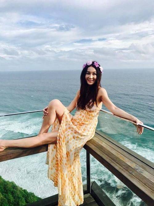 温碧霞|温碧霞穿泳装，身材是比洪欣好，但脸上的皱纹却输了！