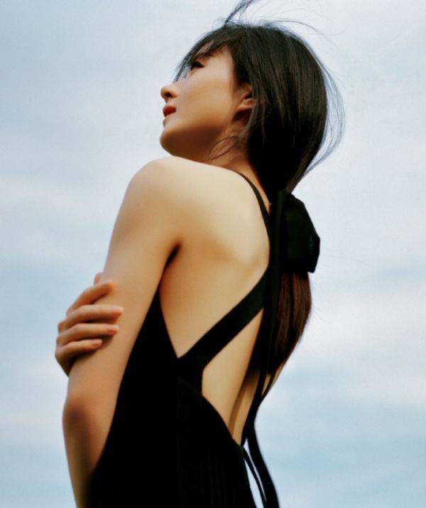 蝴蝶|赵丽颖当妈后终于开窍！穿性感黑裙露面，这“蝴蝶背”好不真实