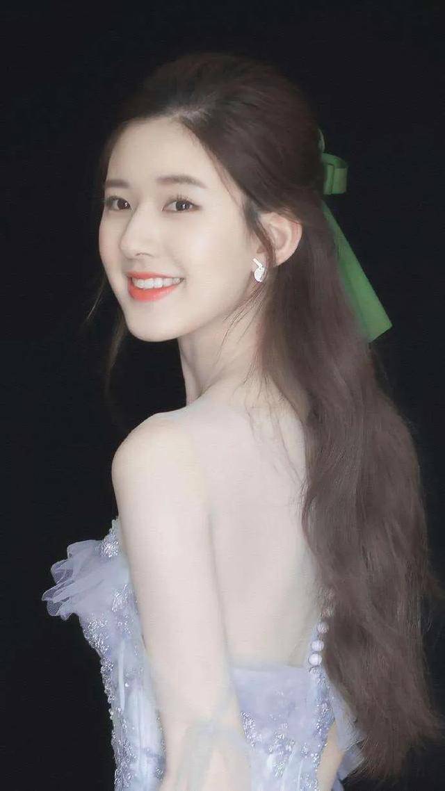 邻家小妹赵露思唯美亮相,这腿型美得很自信,被天使吻过了!