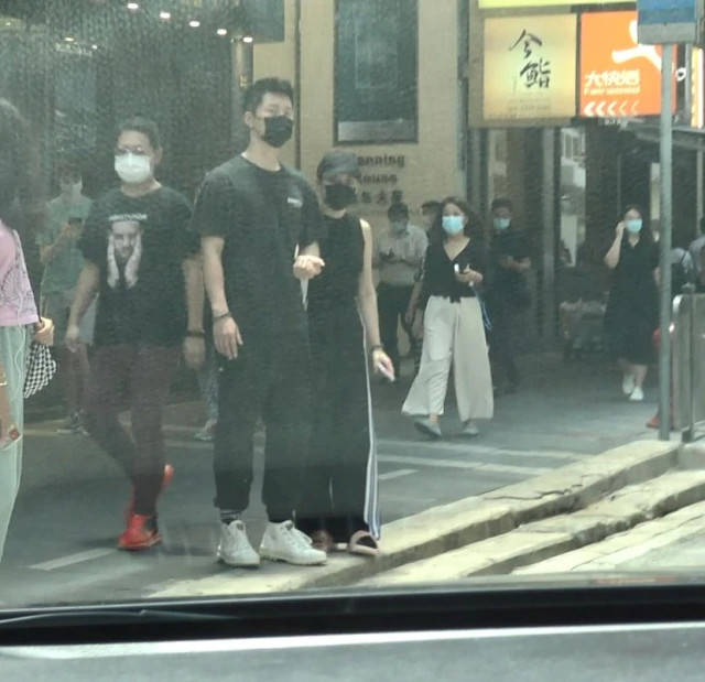 送别赌王后,窦骁十指紧扣陪超莲看医生
