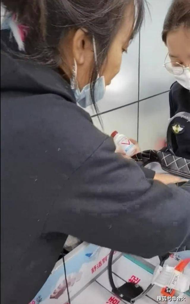视频|原创58岁李勤勤蓬头垢面接受安检，包内有未吃完馒头，网友：太接地气
