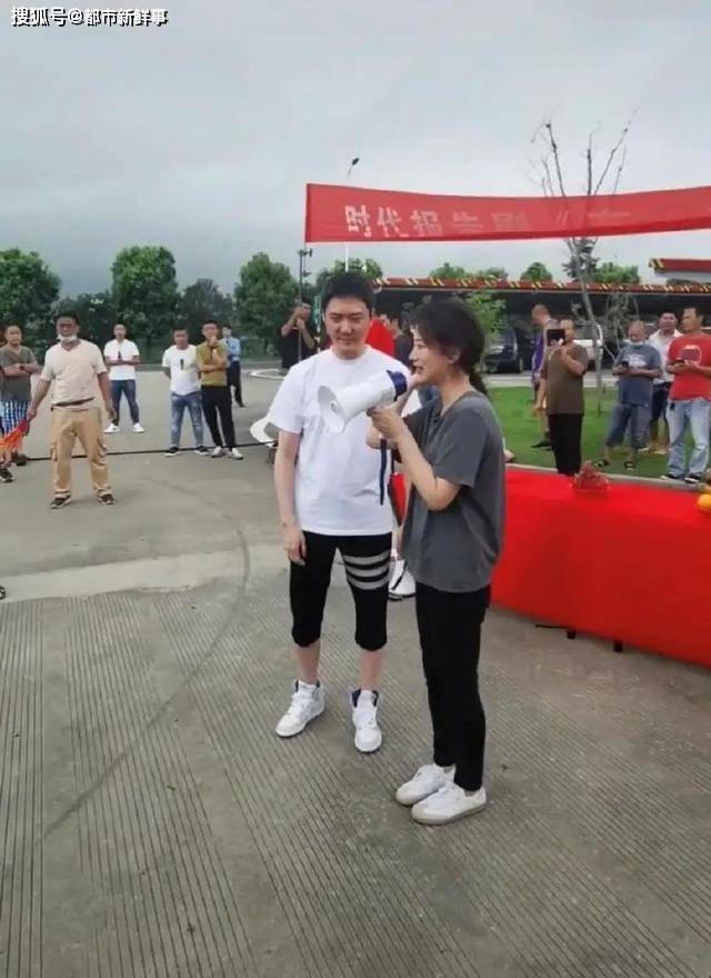 冯绍峰|冯绍峰身材发福成大叔：赵丽颖积极健身变少女，二人婚后似两辈人！