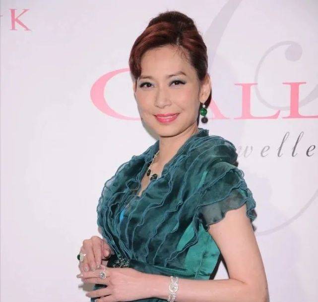 邝美云|拒当赌王“五姨太”放弃千亿富豪，她从港姐华丽转身成珠宝女王！