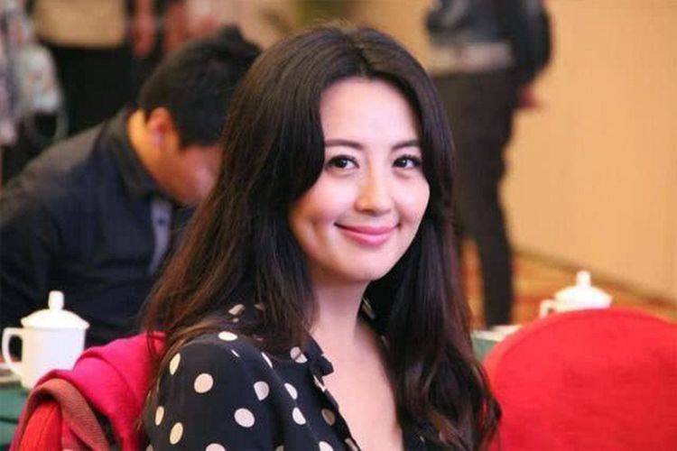 原创她曾是央视主持人，拍戏中途意外怀孕，11岁儿子至今不知亲爹是谁