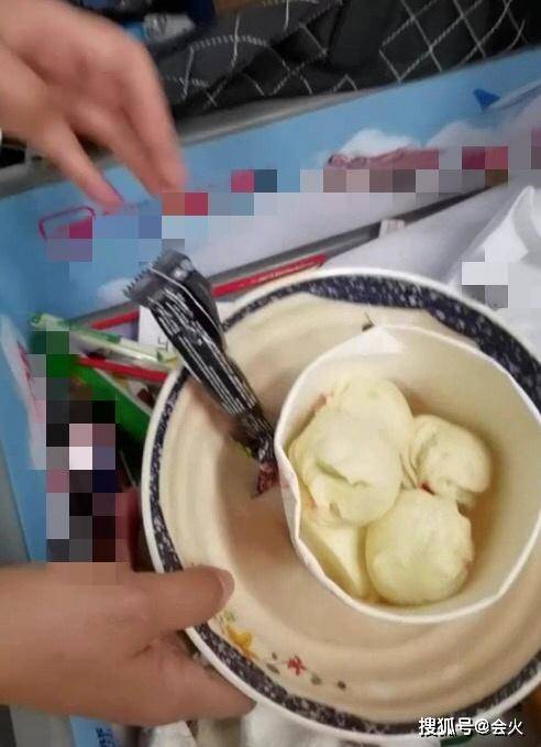 视频|原创58岁李勤勤蓬头垢面接受安检，包内有未吃完馒头，网友：太接地气