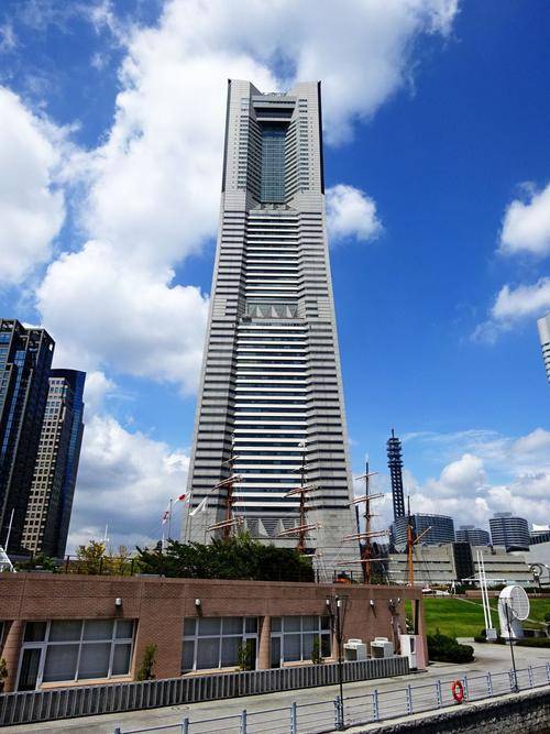 一般房子层高3m,240m就相当于80层楼高,日本横滨-地标大厦也才高296