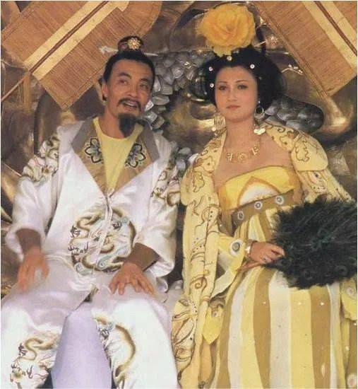 建群|除了演员还是设计师，这些剧的服装都是她设计的，温婉才女走了