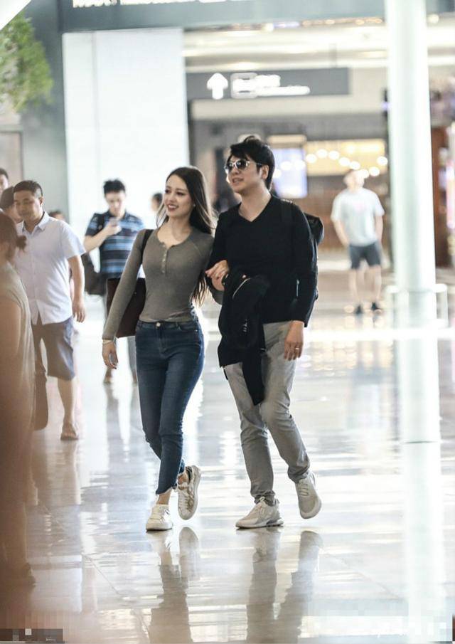 腰肢|有种迷人叫吉娜穿长裙，身材曼妙腰肢纤细惹人羡，男人就爱这一款