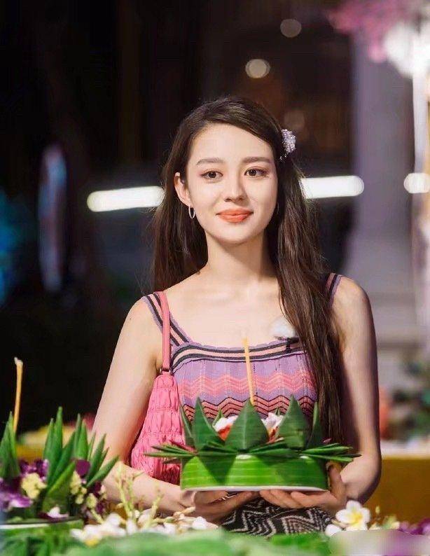 腰肢|有种迷人叫吉娜穿长裙，身材曼妙腰肢纤细惹人羡，男人就爱这一款